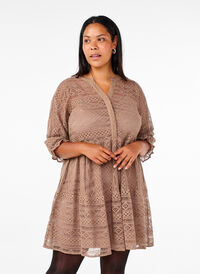 Short lace dress with 3/4 sleeves, Fossil , Model