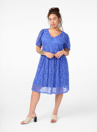 Zizzifashion Short-sleeved lace dress with v-neck, Dazzling Blue, Model image number 2