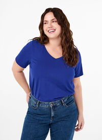 Solid-coloured basic cotton T-shirt, Sodalite Blue, Model