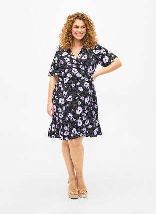 Zizzifashion Printed wrap dress with short sleeves, Black Flower AOP, Model image number 2