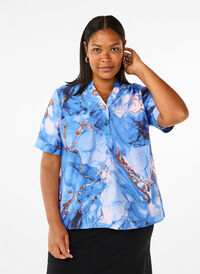 Viscose blouse with marble print and short sleeves, Palace Blue AOP, Model