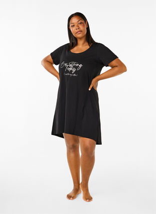 Zizzifashion Short-sleeved nightgown in organic cotton, Black Be Strong , Model image number 2