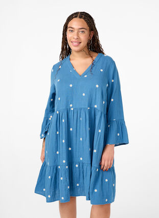 Zizzifashion Soft cotton dress with embroidered flowers, Blue Horizon Daisy, Model image number 0