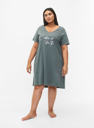 Zizzifashion Organic cotton nightdress with V-neck, Balsam Green Woke, Model image number 2