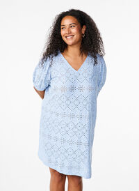 Short dress with v-neck and hole pattern, Cashmere Blue, Model