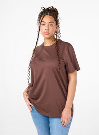 Basic cotton T-shirt with round neck, Chocolate Martini, Model