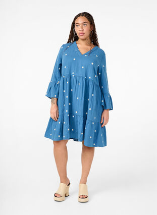 Zizzifashion Soft cotton dress with embroidered flowers, Blue Horizon Daisy, Model image number 2