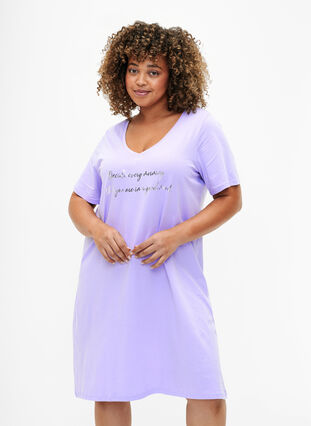 Zizzifashion Organic cotton nightdress with V-neck, Lavender Decide, Model image number 0