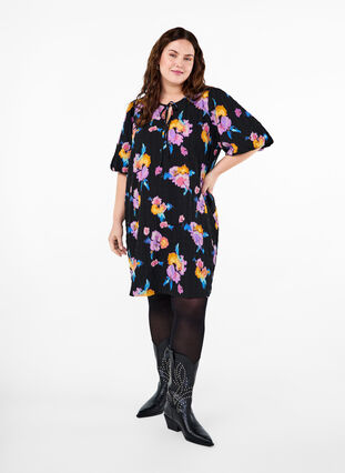 Zizzifashion Dress with short puff sleeves and floral print, Black w. flower AOP, Model image number 2